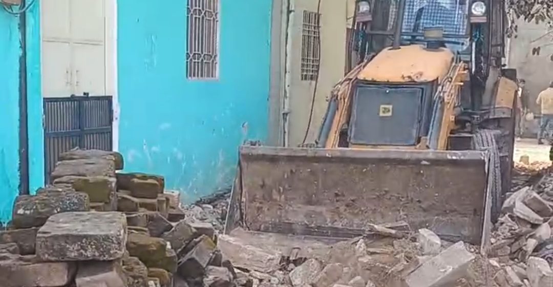 चौमूं अतिक्रमण हटाए,सड़क चौराहे चौड़े हुए।